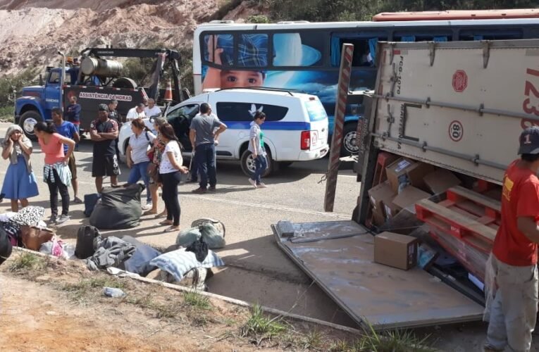 BR-381 é liberada 10 horas após acidente entre carreta e ônibus em MG