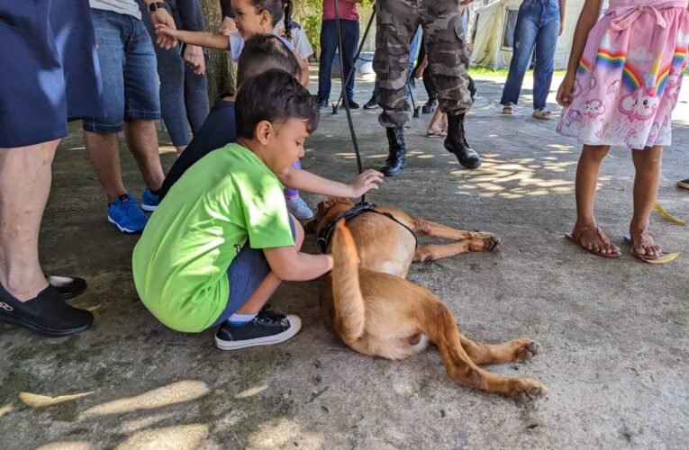 Crianças autistas participam de sessão de terapia com cães do Bope em Macapá